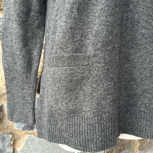 NWT J Crew V-neck front-pocket sweater in Supersoft yarn in Gray Size Medium - Picture 4 of 11
